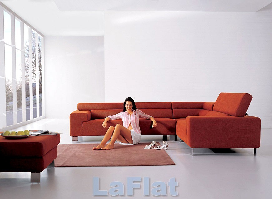 Very elegant Sleek and a chique sectional sofa. This modern sectional sofa 